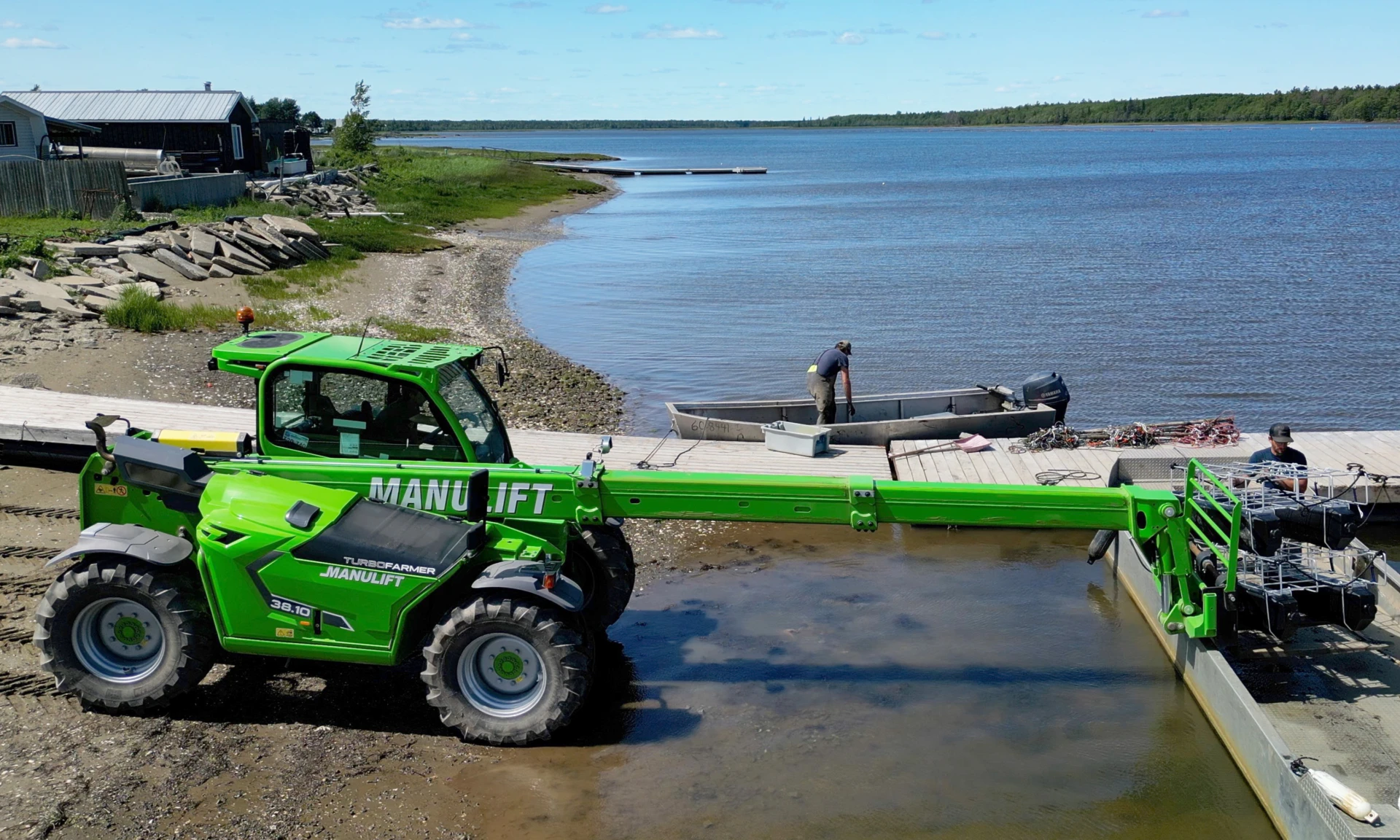 AQUADOR TF3810 LOAD BOAT STILL 03
