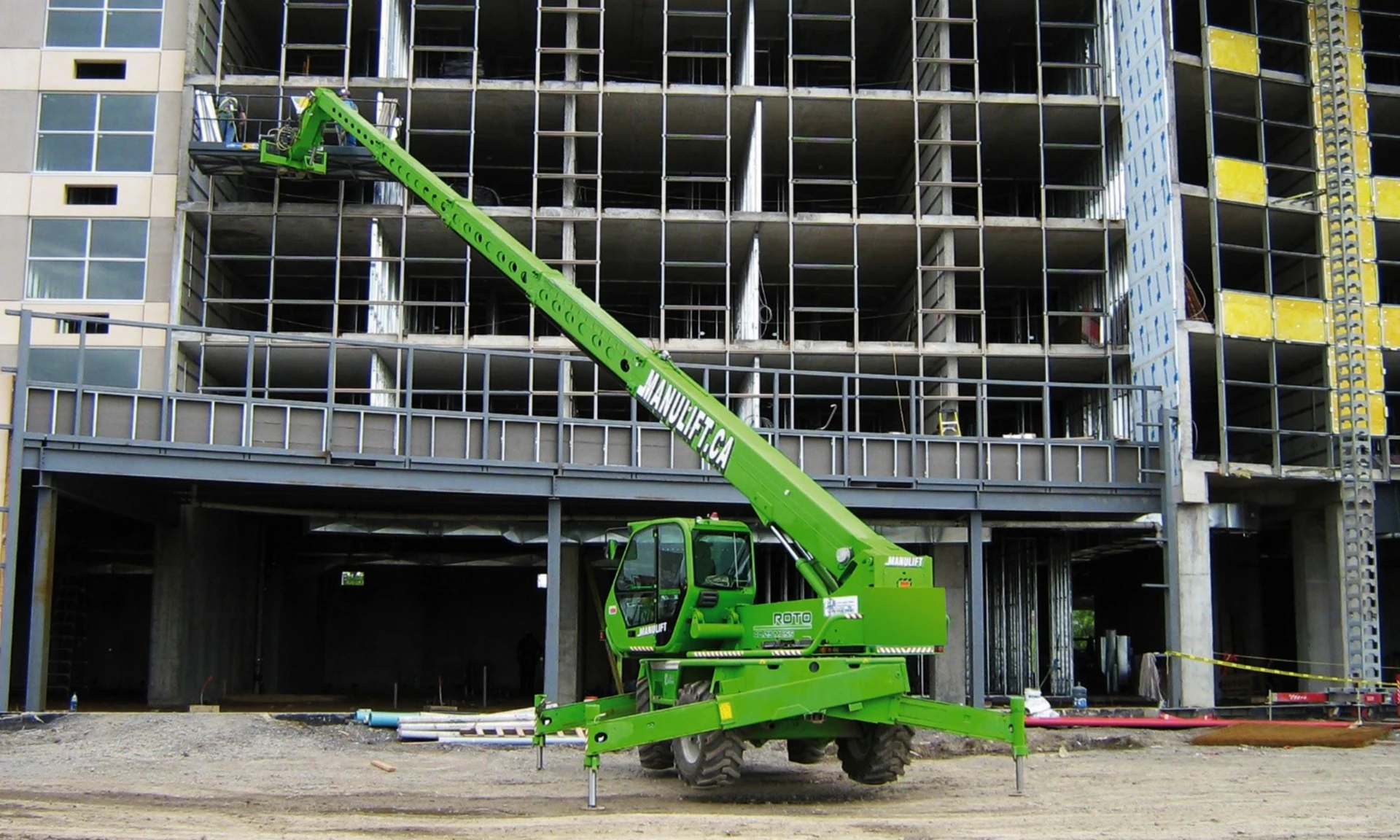 Roto40 25 Construction Glaziers Installing Platform