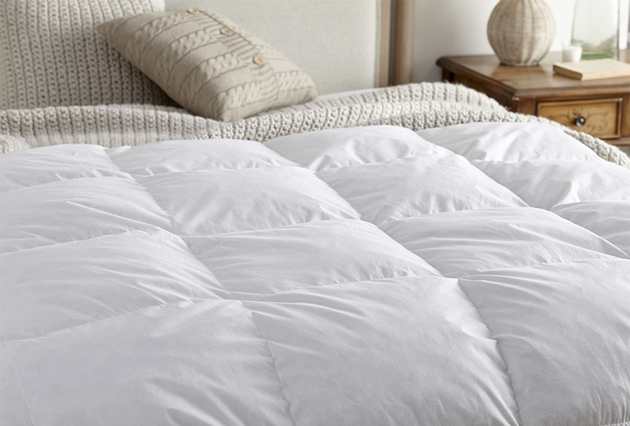 Additional view 3 of Couette en duvet léger Chinook - Queen