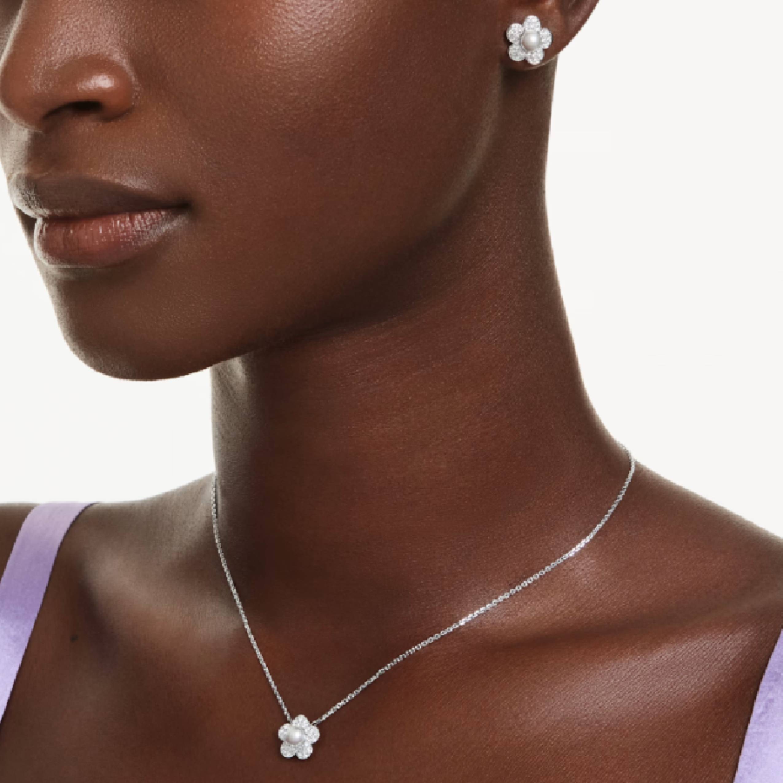 Additional view 1 of Ensemble collier et boucles d’oreilles et  fleur en cristal et perles d’Ariana Grande – Plaqué rhodium