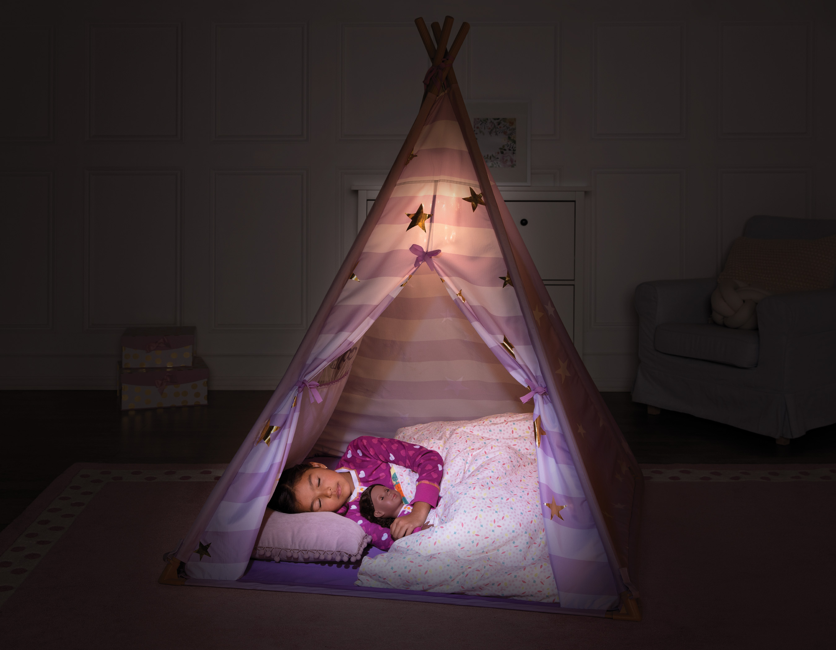 Cuddle up with your friends and your favorite dolls for a great sleepover!