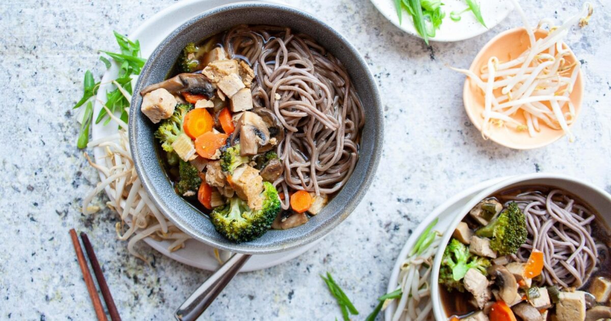 Soupe asiatique bio aux légumes, au tofu et aux nouilles… QuébecBio