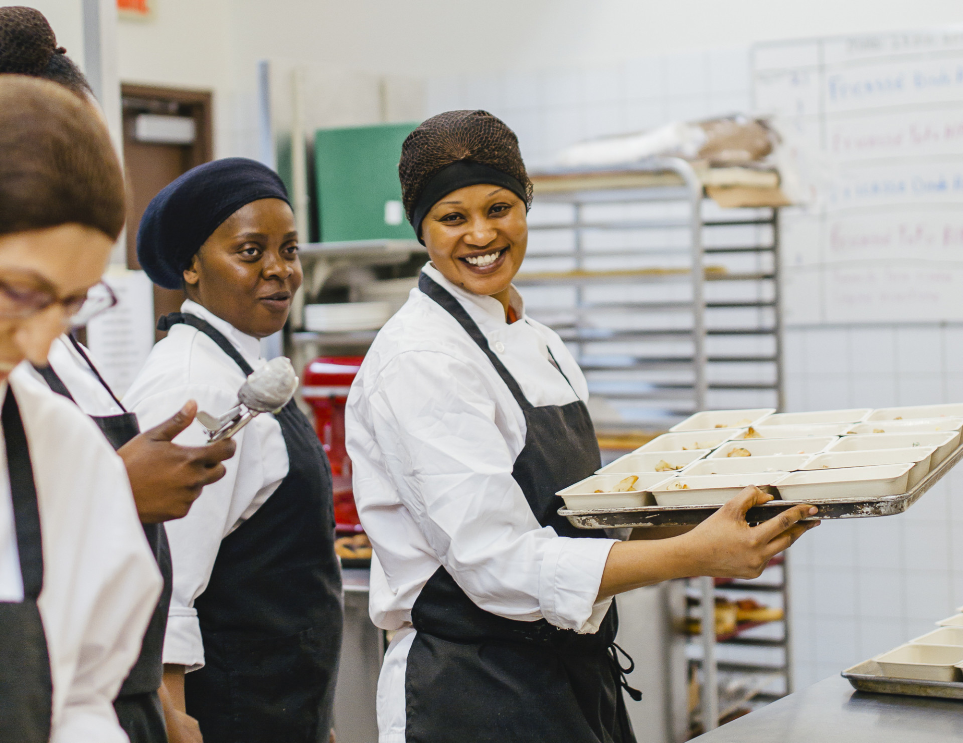 La Cantine pour tous brings together community organizations, social insertion and social economy enterprises that specialize in the production of healthy and affordable meals.