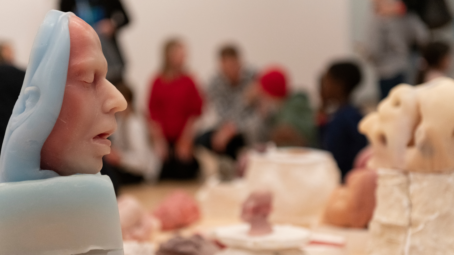 Gros plan sur un visage de l'exposition