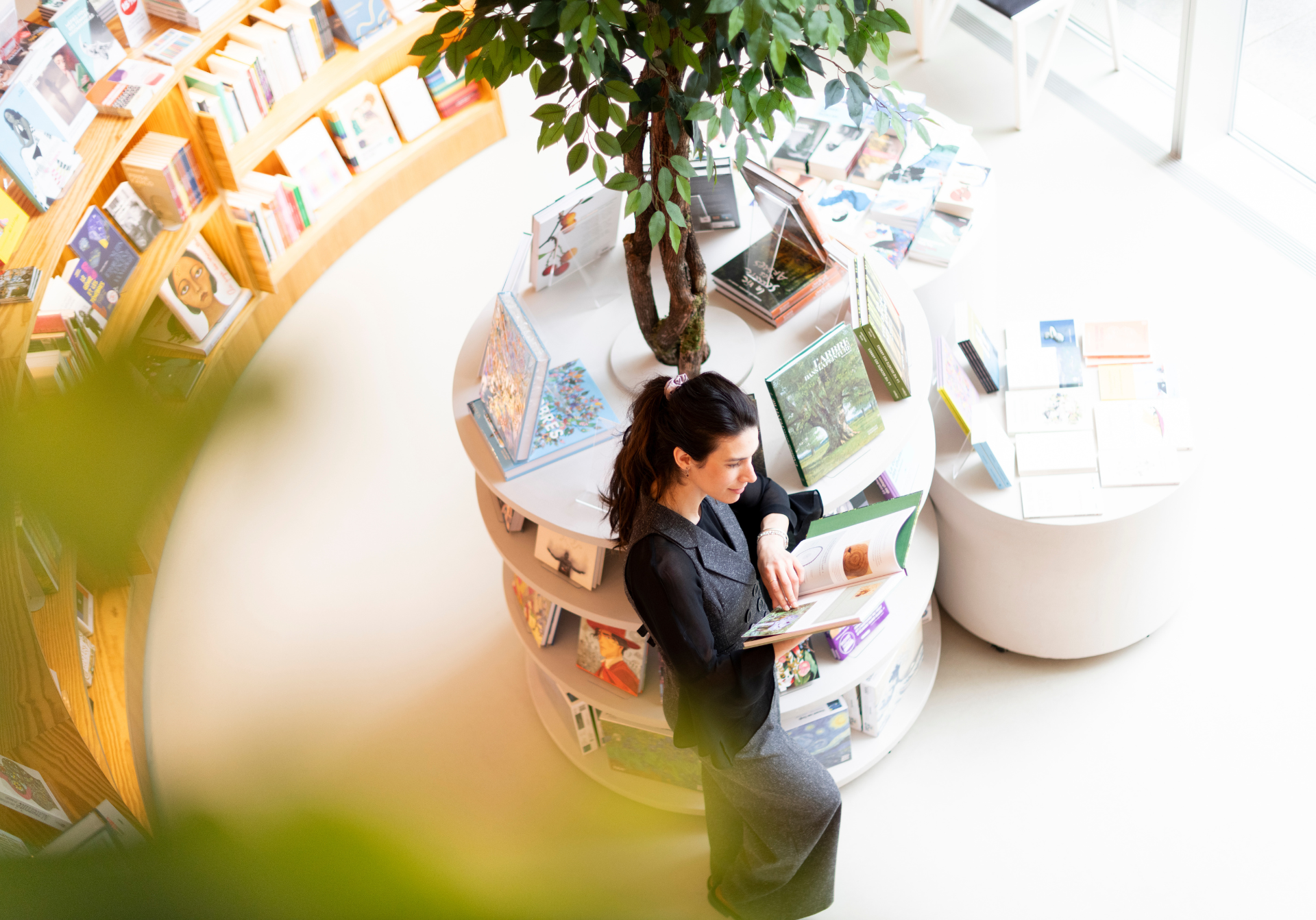Visiteuse consultant un livre à la Librairie-Boutique