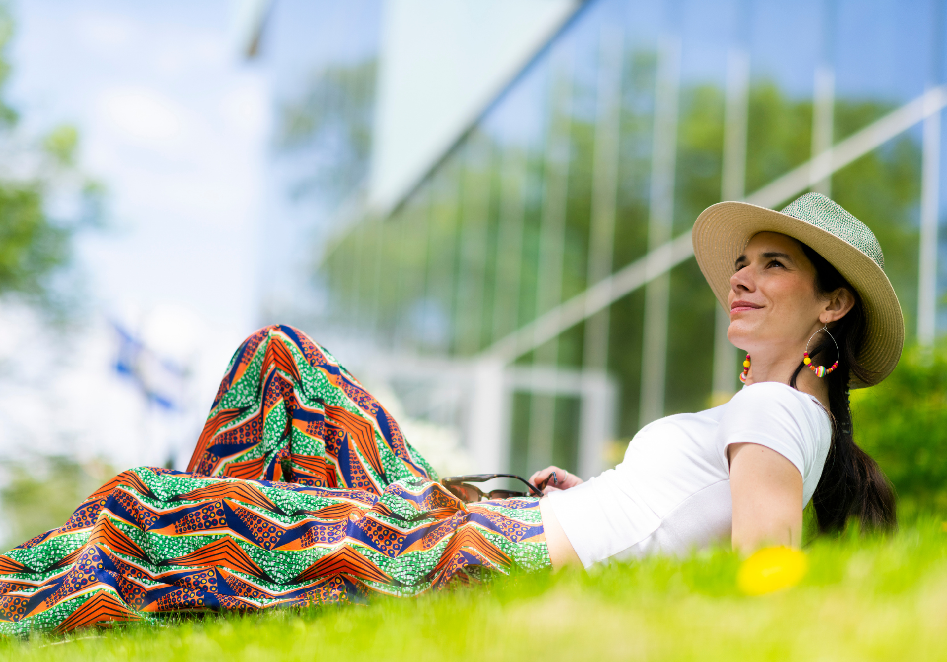 Femme couchée dans l'herbe sur les plaines près du musée