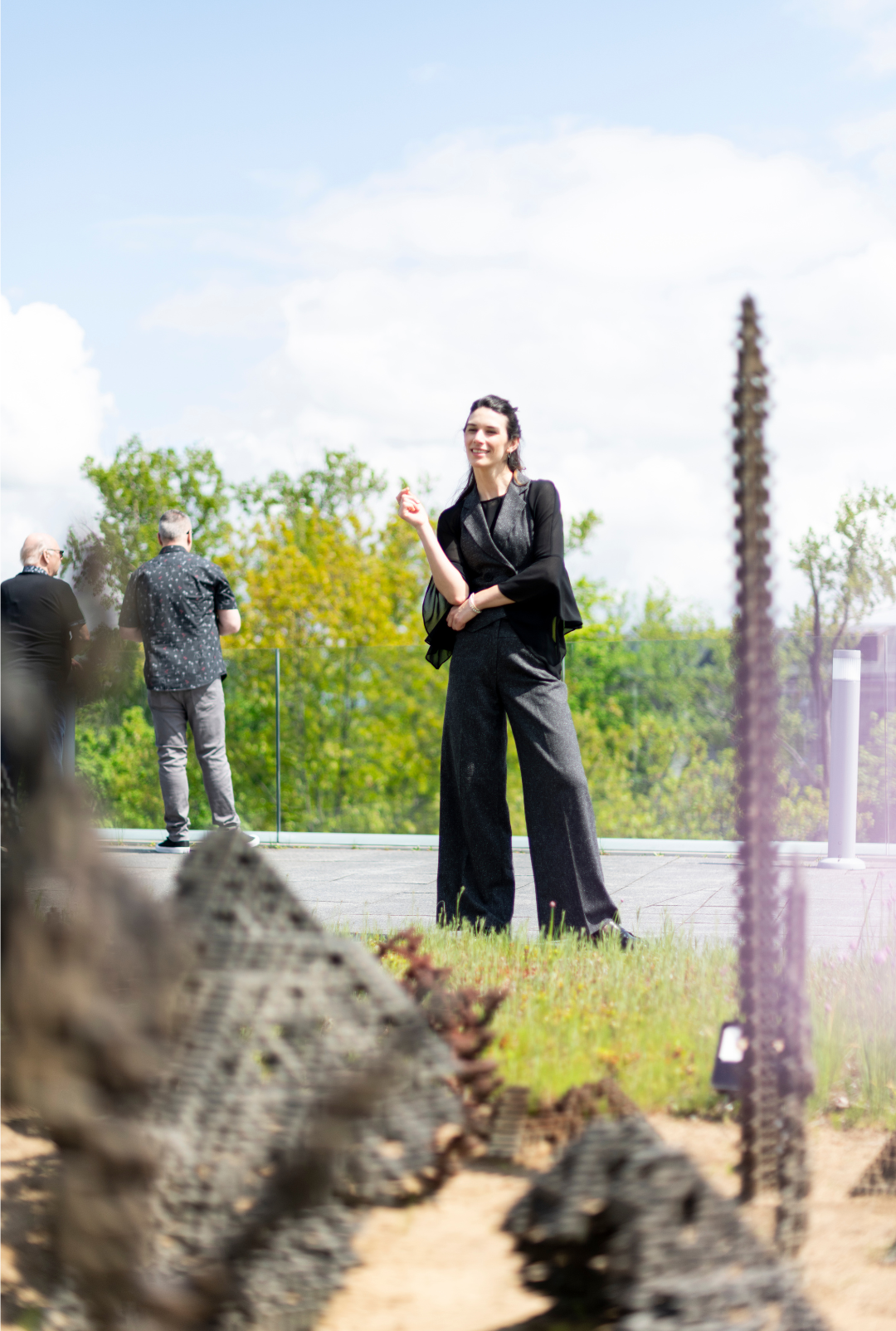 Visiteuse sur notre terrasse verte située du niveau 3 du pavillon Pierre Lassonde