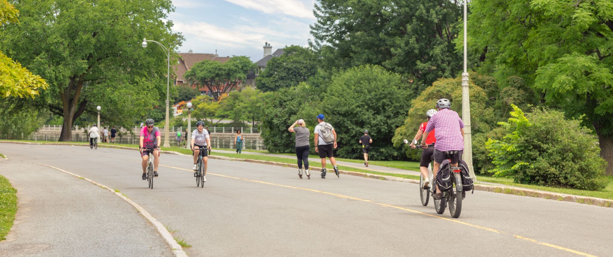 Des personnes à vélo sur la promenade de la Reine-Elizabeth durant les vélos-weekends de la CCN.