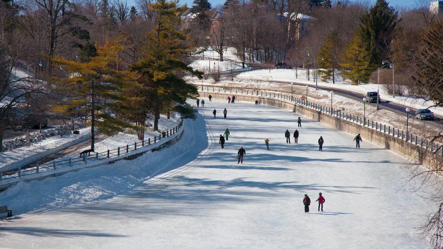 Quelques personnes patinent sur la patinoire du canal Rideau