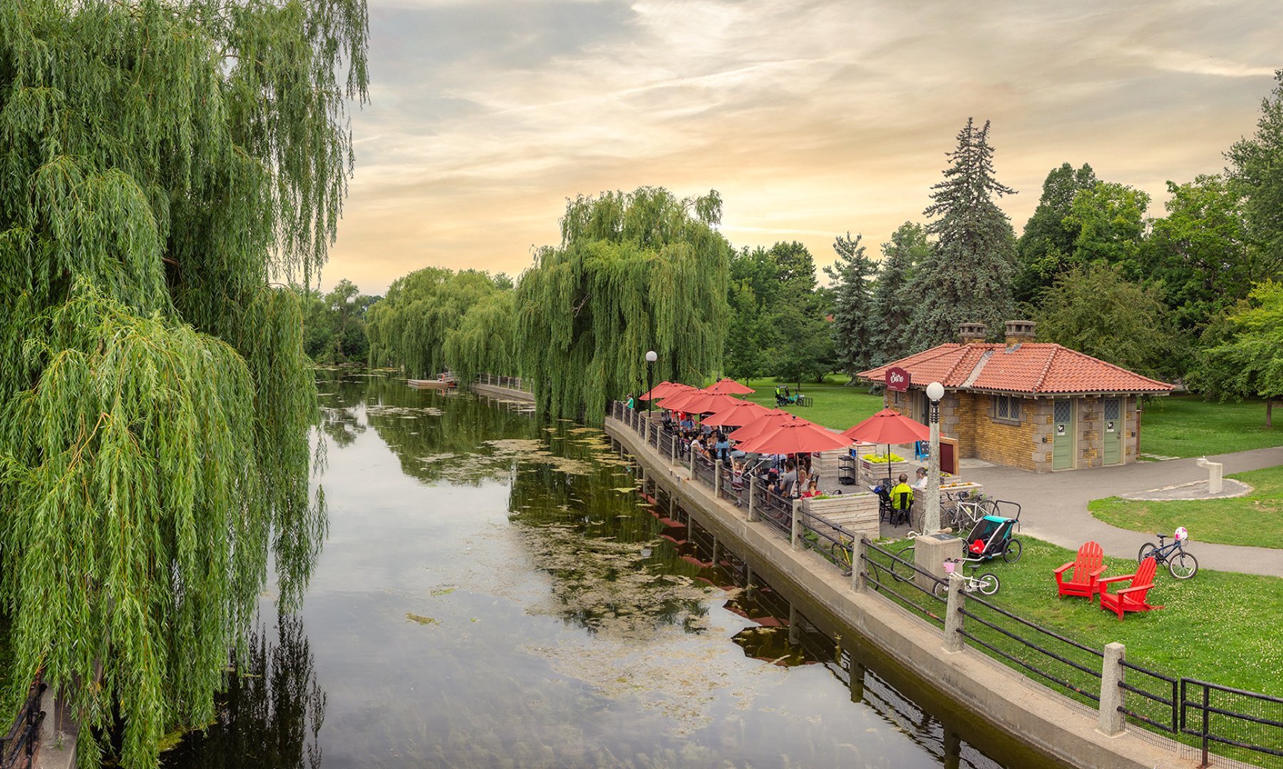 Patterson Creek bistro on a sunny evening.