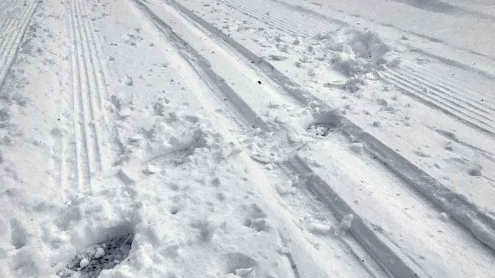 Sentier de ski endommagé par des traces de pas