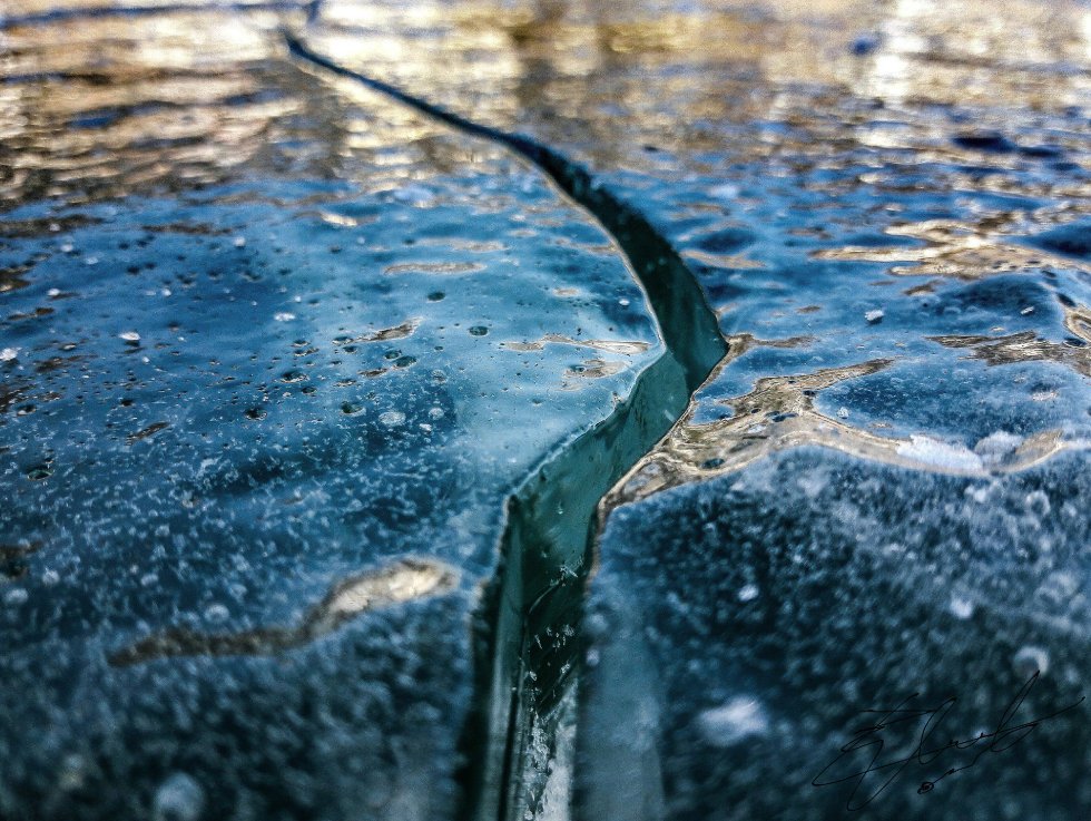 Pressure cracks on the Rideau Canal Skateway