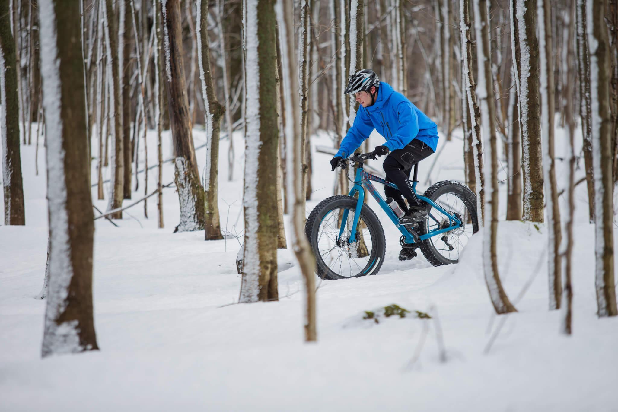 Amateur de vélo d'hiver en action