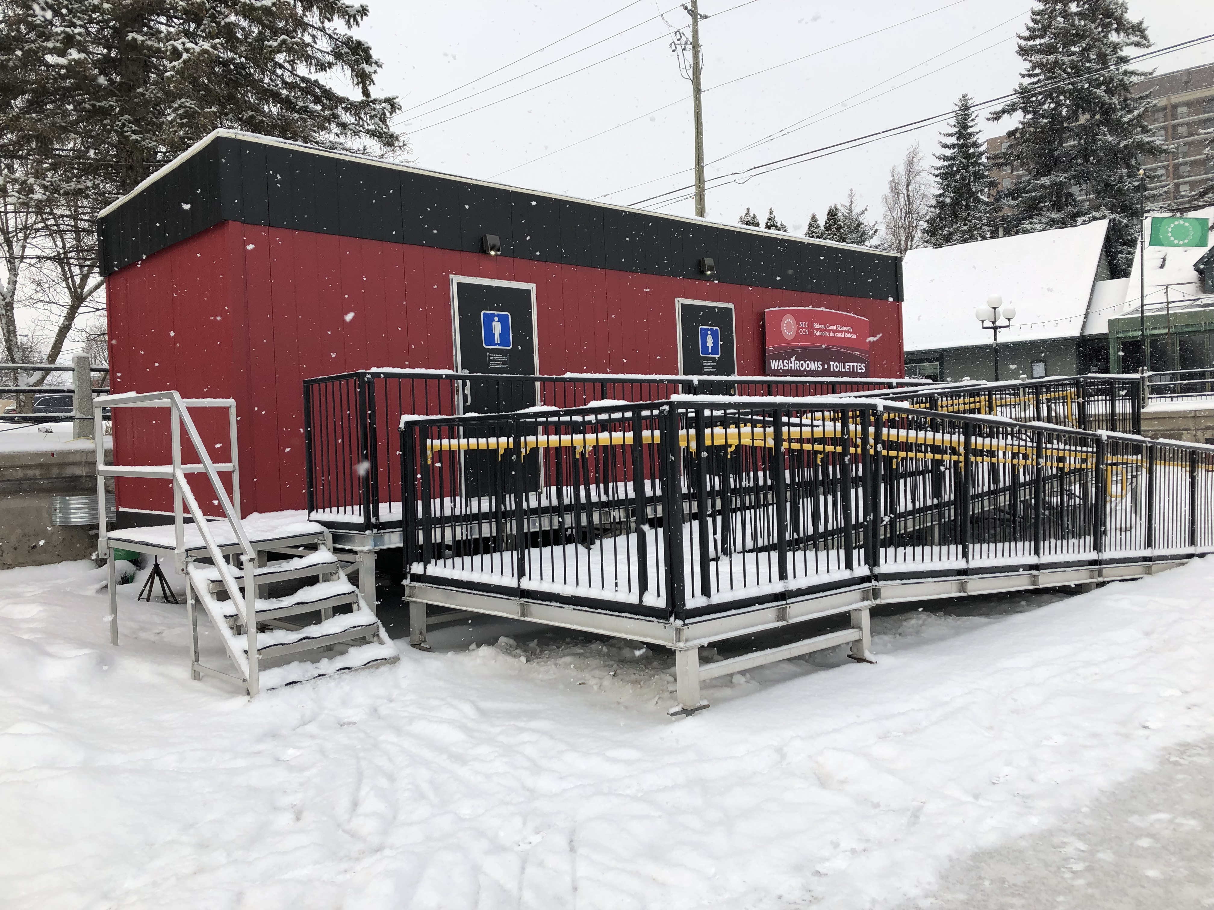 Universal access ramp on washrooms