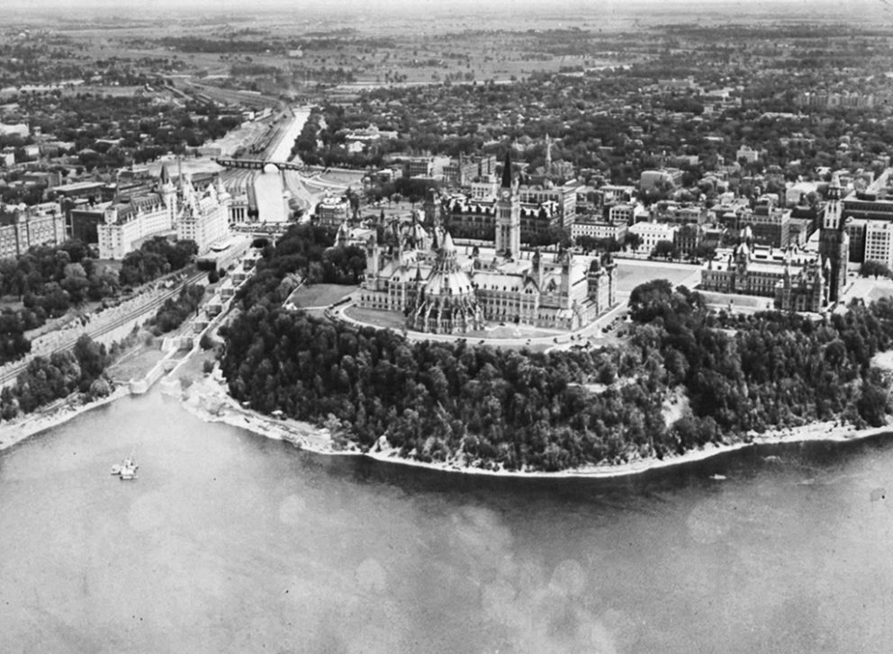 Vue de la colline du Parlement et du canal Rideau, 1950