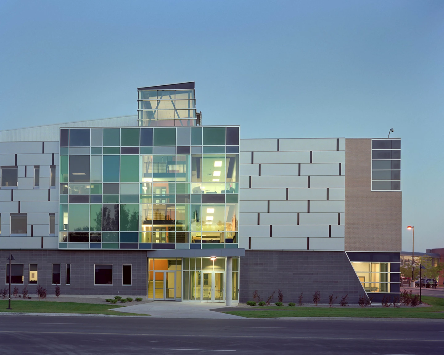Exterior of the School of Advanced Technology - Algonquin College, general view in the evening