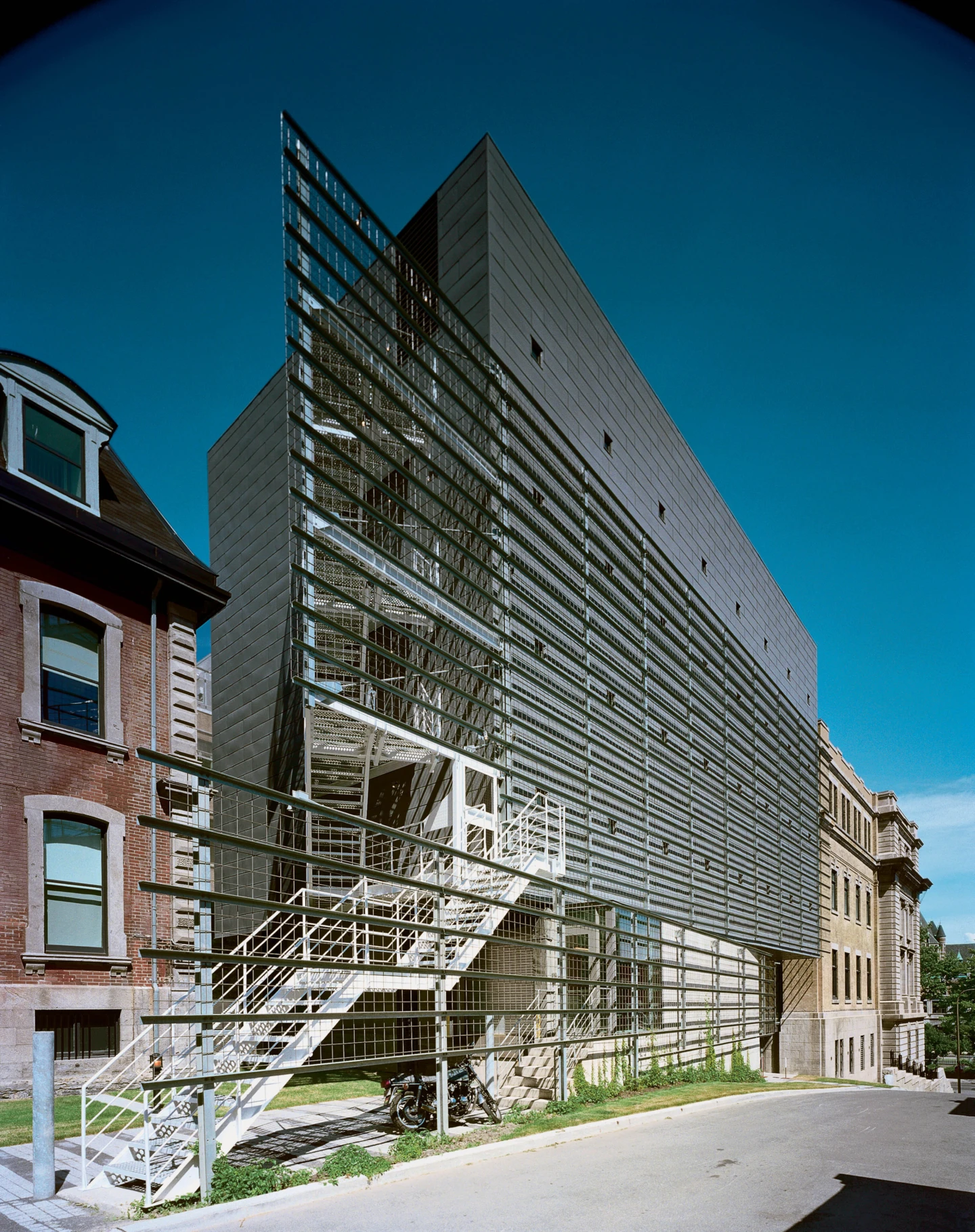 Extérieur de l'édifice Gilles-Hocquart