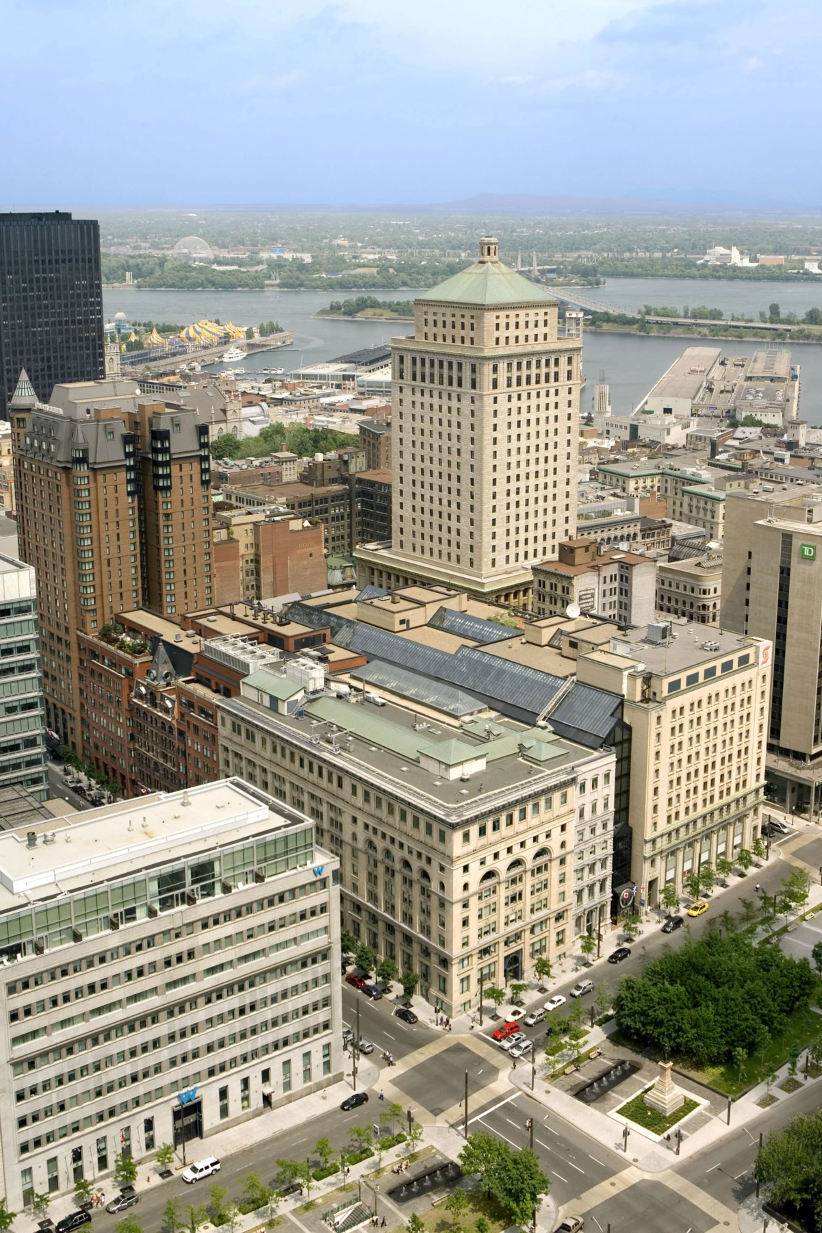 Extérieur du Centre de commerce Mondial de Montréal