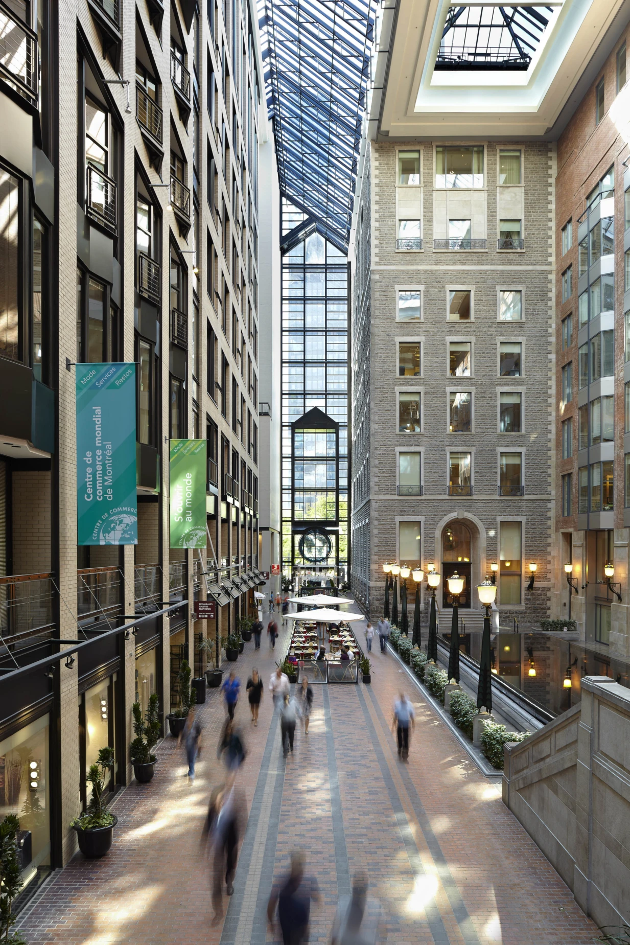 Intérieur du Centre de commerce Mondial de Montréal