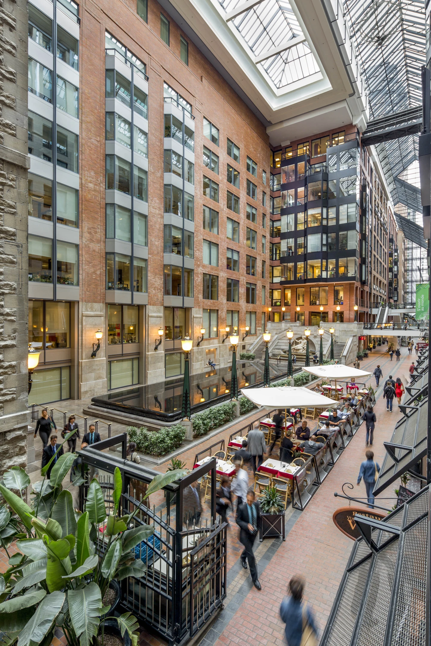Intérieur du Centre de commerce Mondial de Montréal