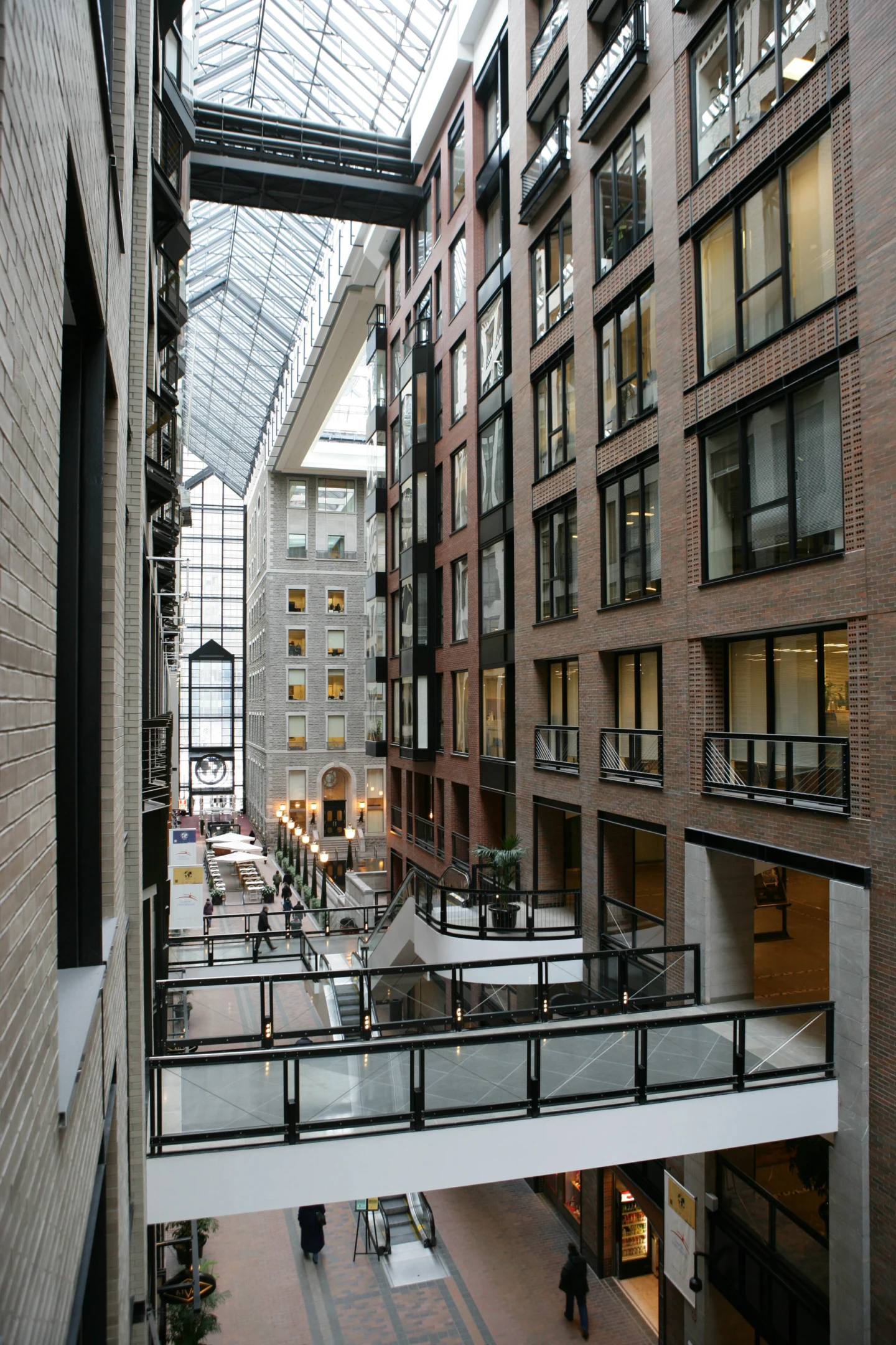 Intérieur du Centre de commerce Mondial de Montréal