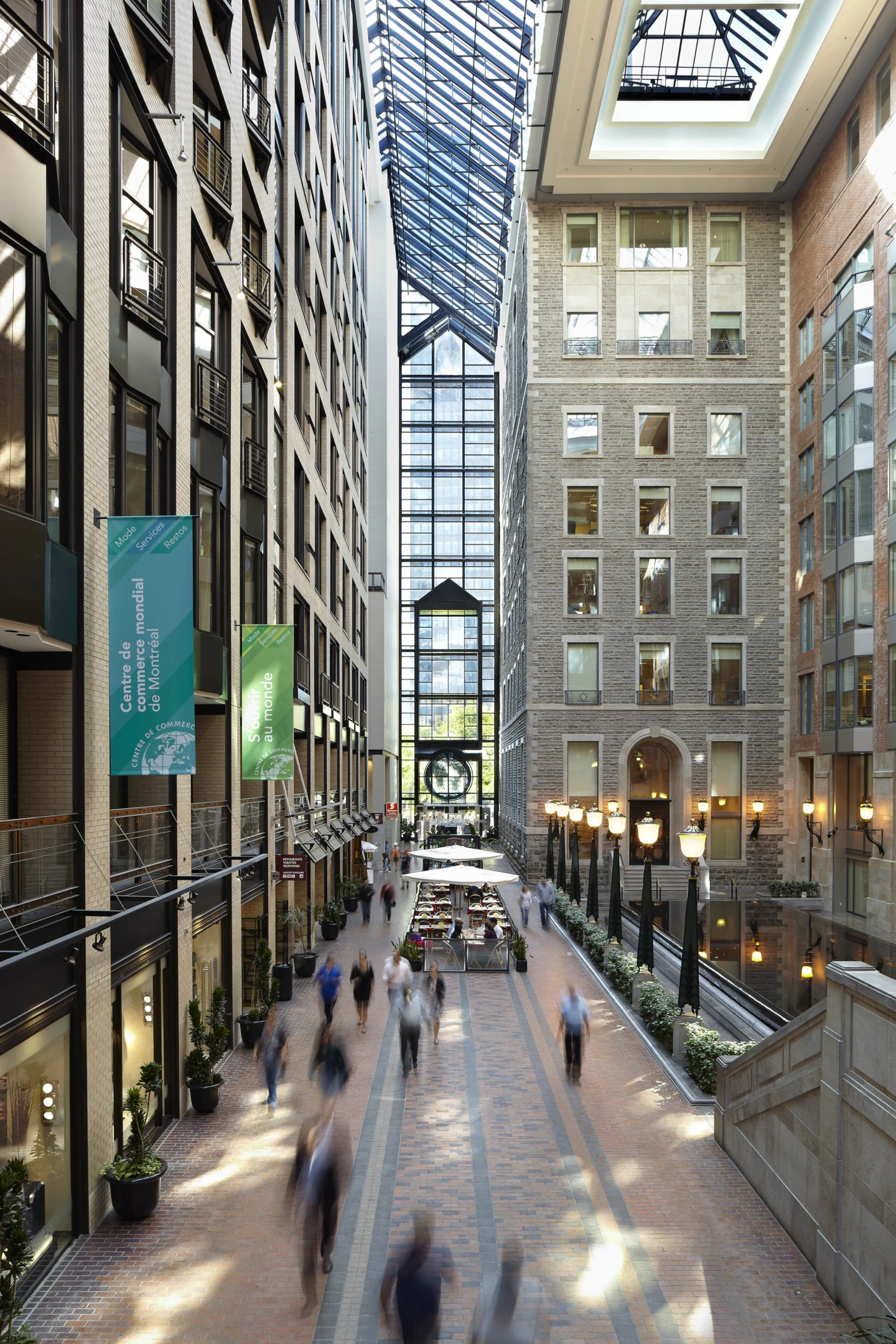 Intérieur du Centre de commerce Mondial de Montréal