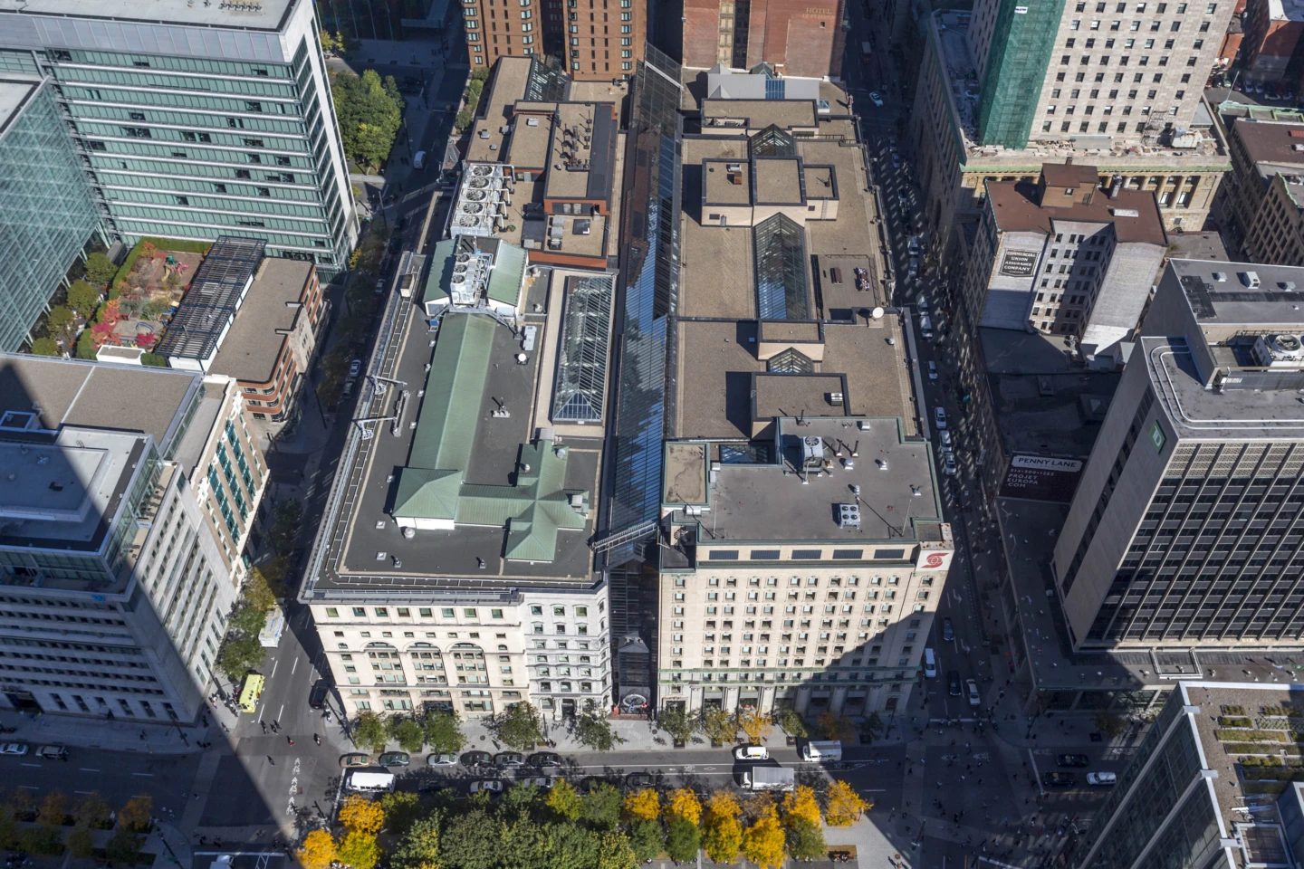 Extérieur du Centre de commerce Mondial de Montréal