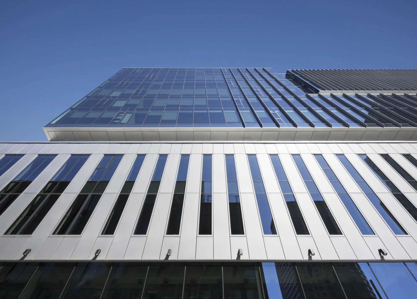 Vue sur un édifice du Carré Saint-Laurent