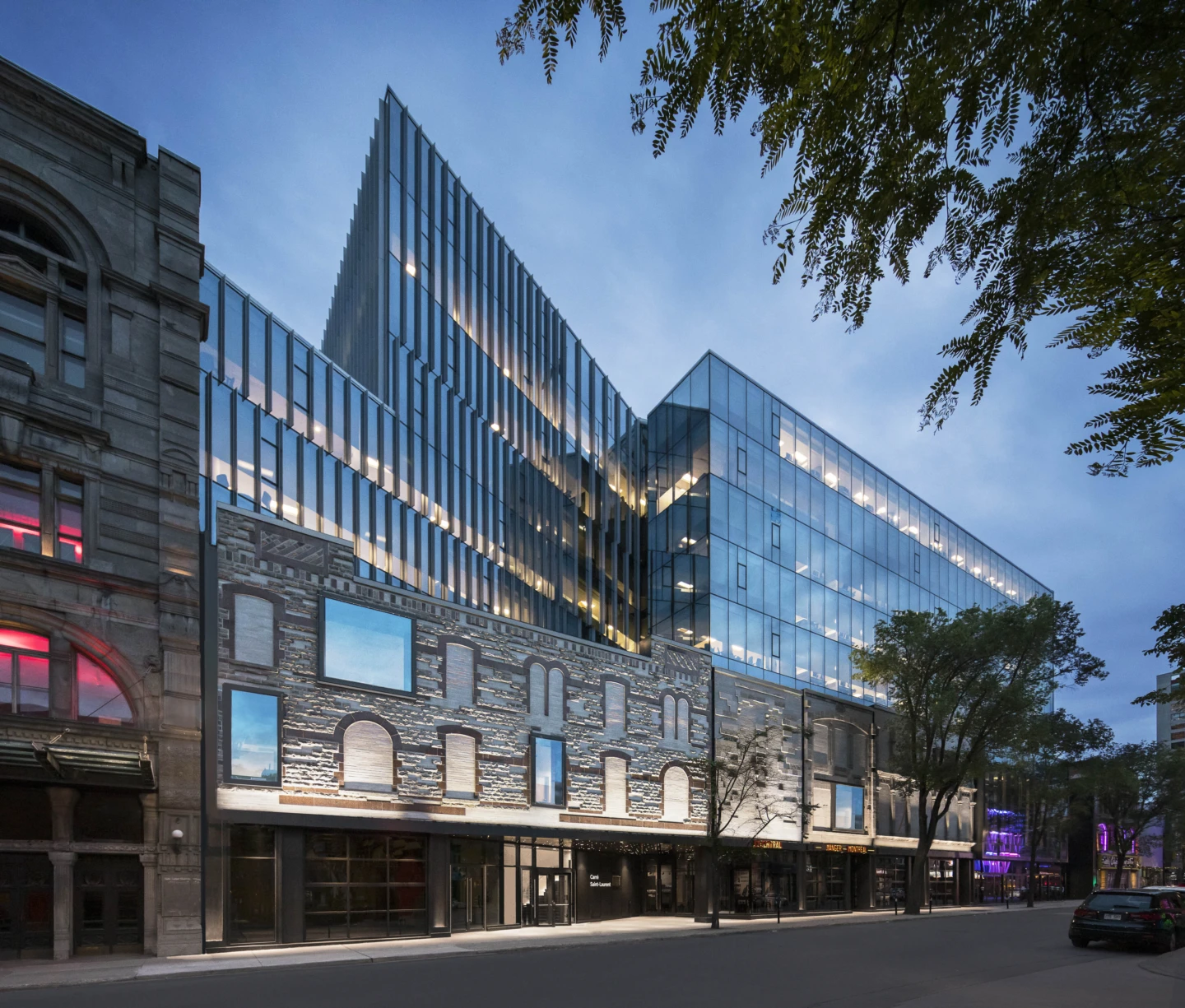 Vue sur le Carré Saint-Laurent