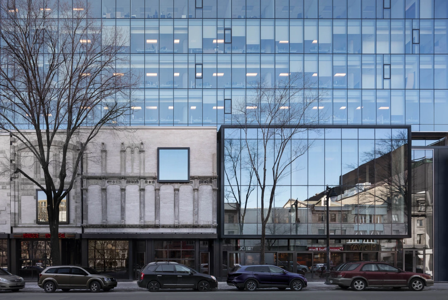 Vue sur un édifice du Carré Saint-Laurent