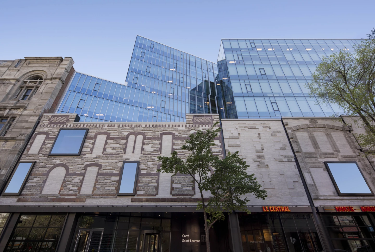 Vue sur un édifice du Carré Saint-Laurent
