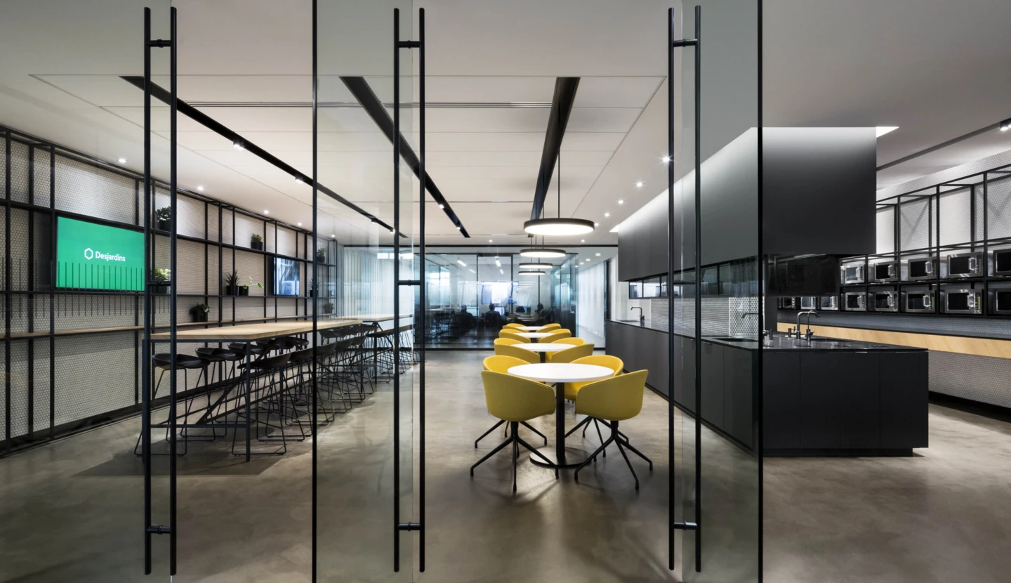 Intérieur des bureaux Desjardins dans la Tour de Montréal