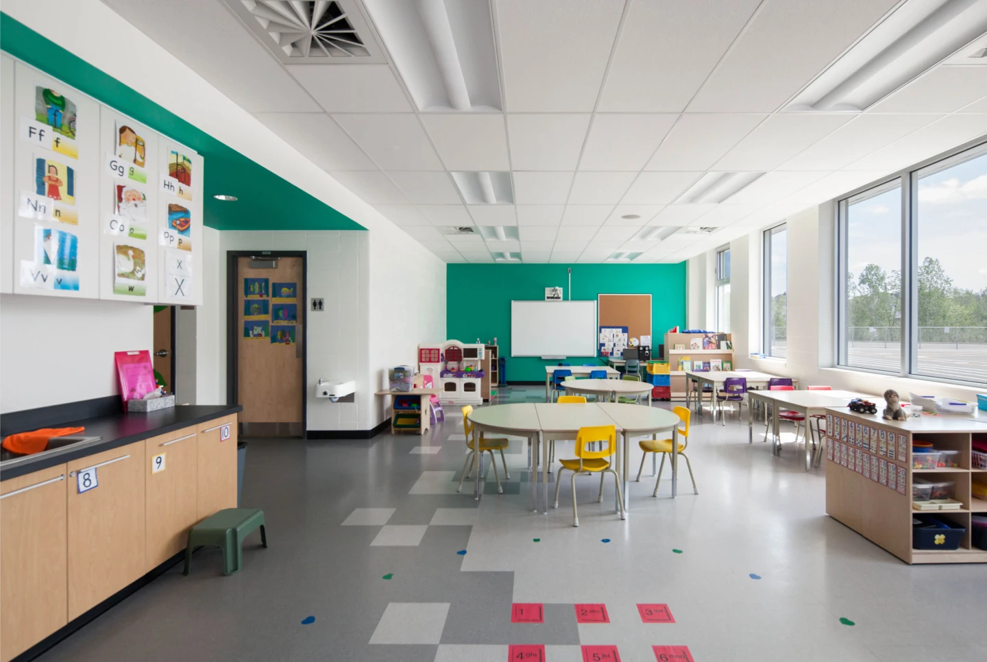 Intérieur de l’école primaire Aux-Couleurs-du-Savoir