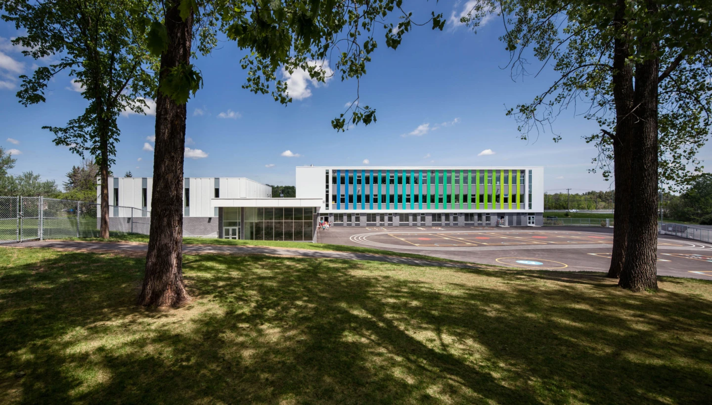 Extérieur de l’école primaire Aux-Couleurs-du-Savoir