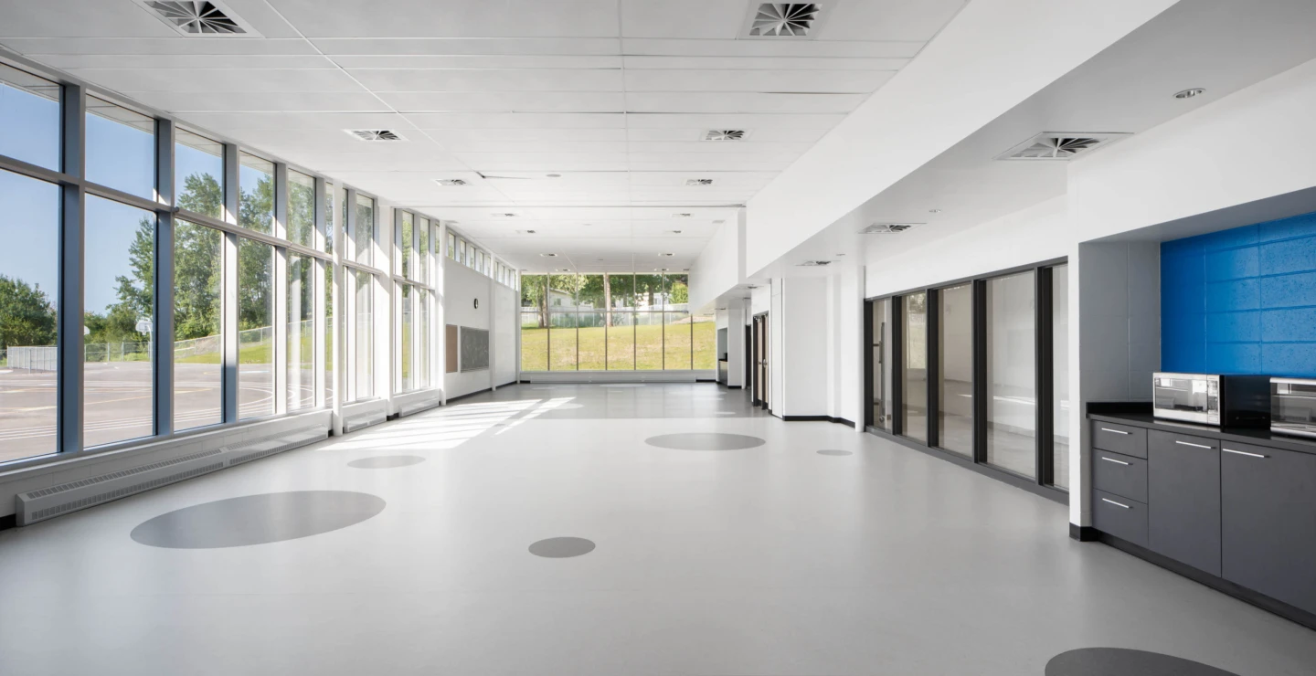 Intérieur de l’école primaire Aux-Couleurs-du-Savoir