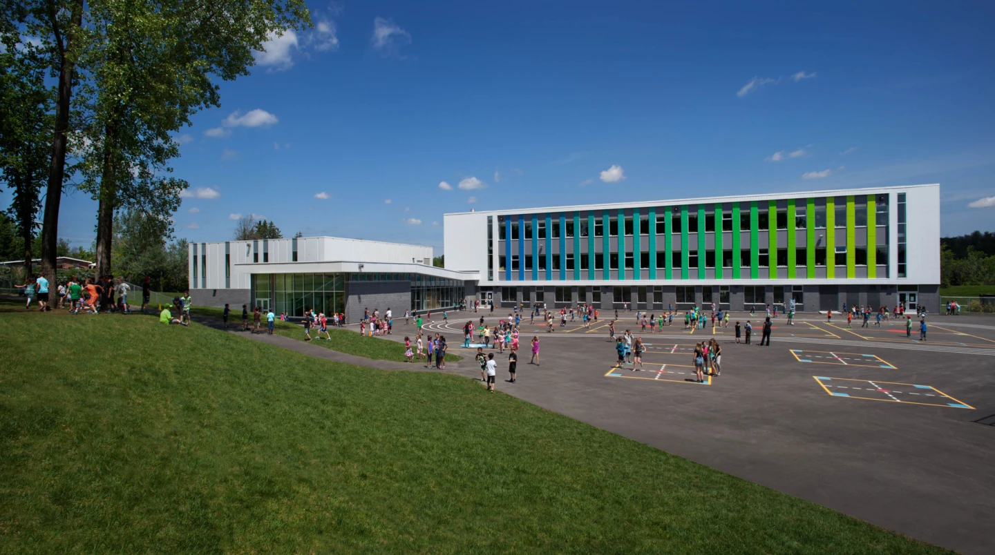 Extérieur de l’école primaire Aux-Couleurs-du-Savoir