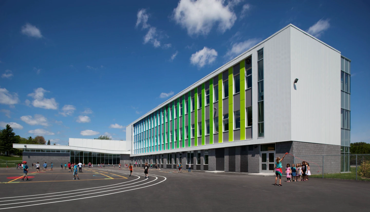 Extérieur de l'école primaire Aux-Couleurs-du-Savoir