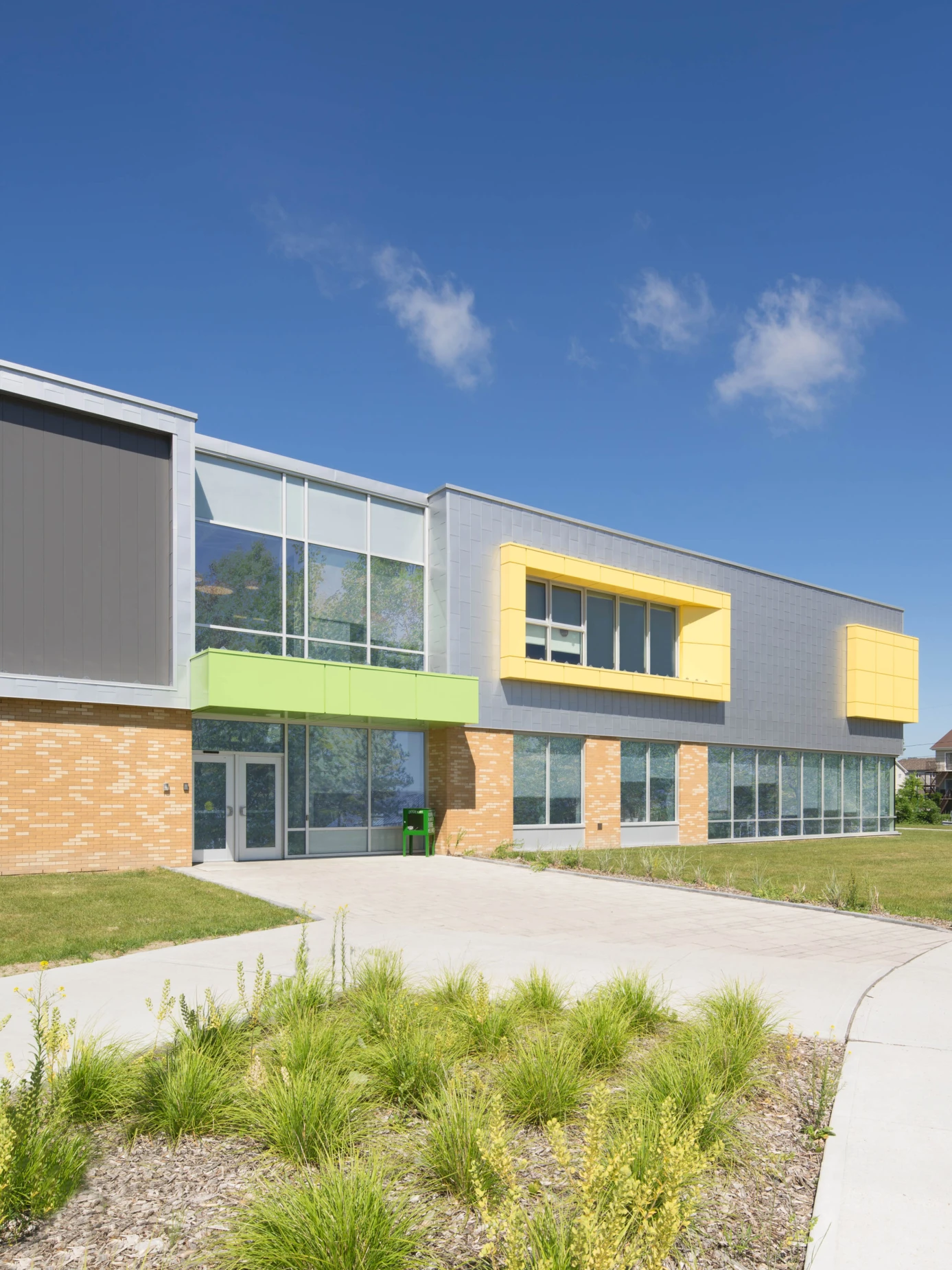 Extérieur de l’école primaire des Jardins-des-Patriotes