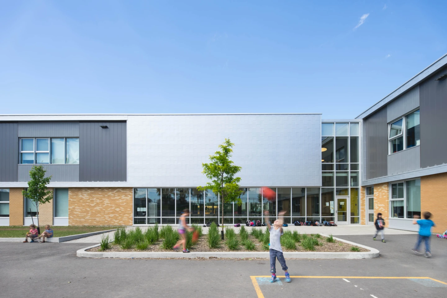 Extérieur de l’école primaire des Jardins-des-Patriotes