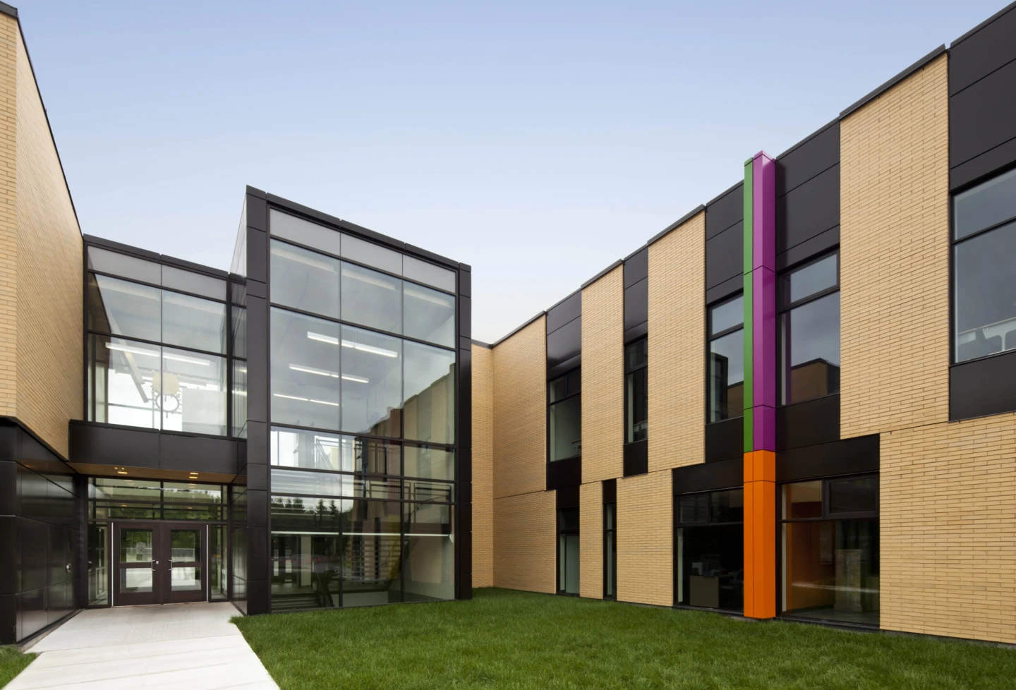 Extérieur de l’école primaire Sans-Frontières