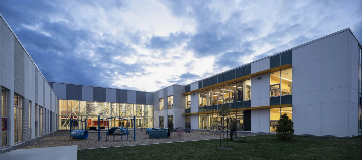 Extérieur de l’école au Domaine-sur-le-Vert