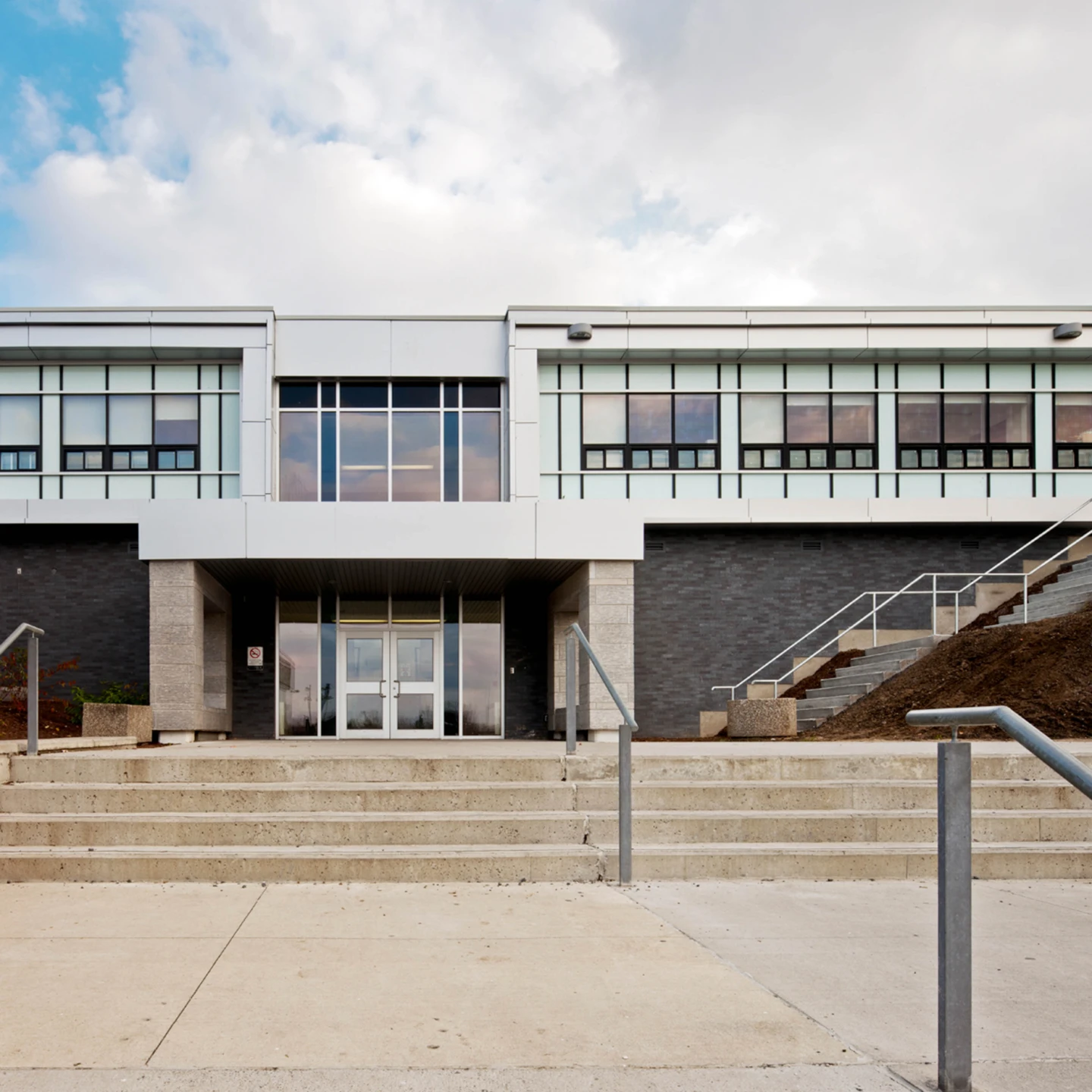 Extérieur de l'École secondaire catholique L'Escale