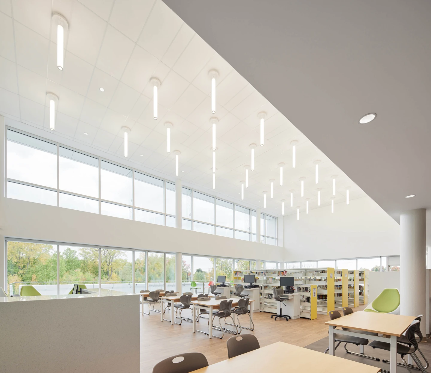 Intérieur de l'École secondaire de la Nouvelle-Ère, la bibliothèque