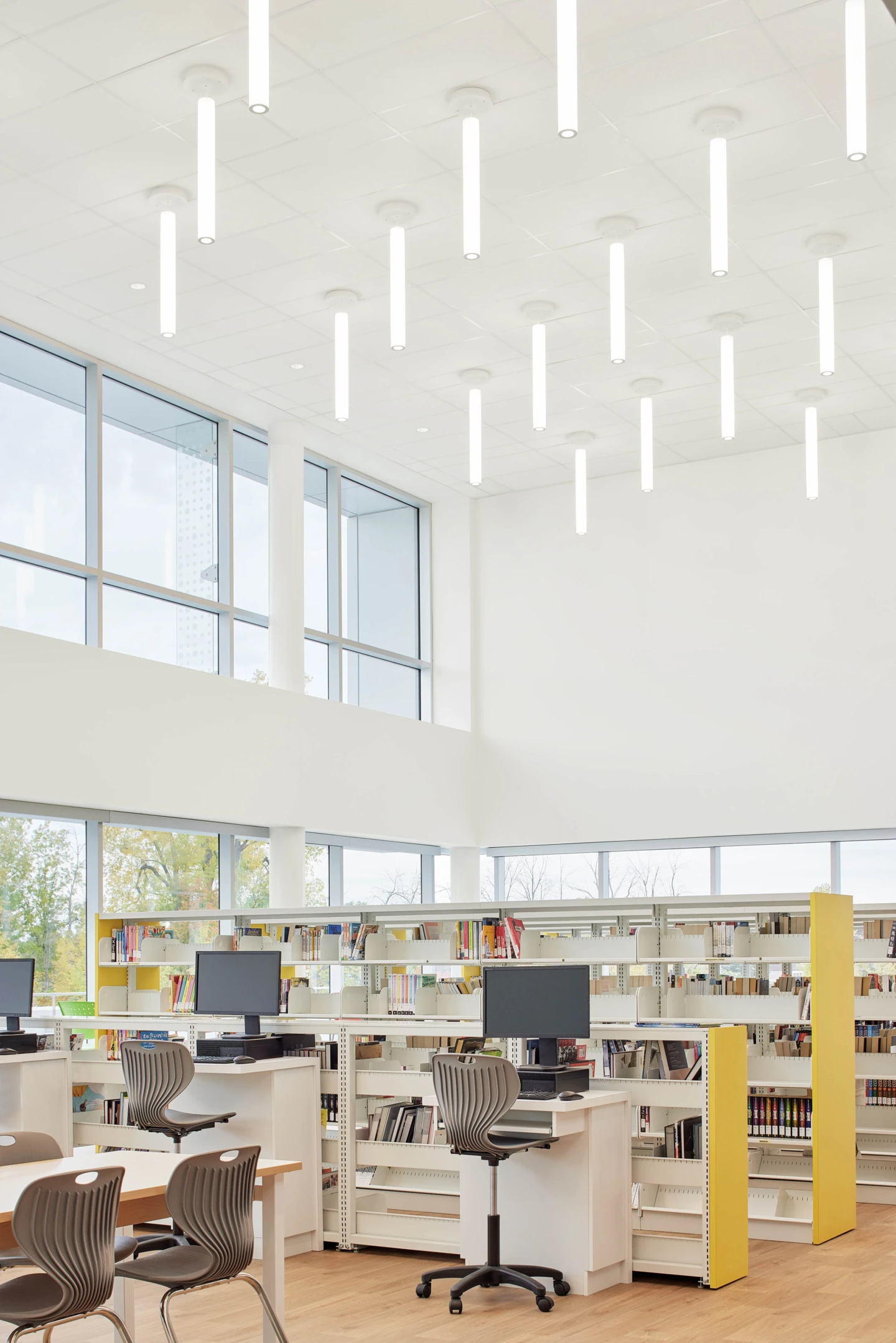 Intérieur de l'École secondaire de la Nouvelle-Ère, la bibliothèque
