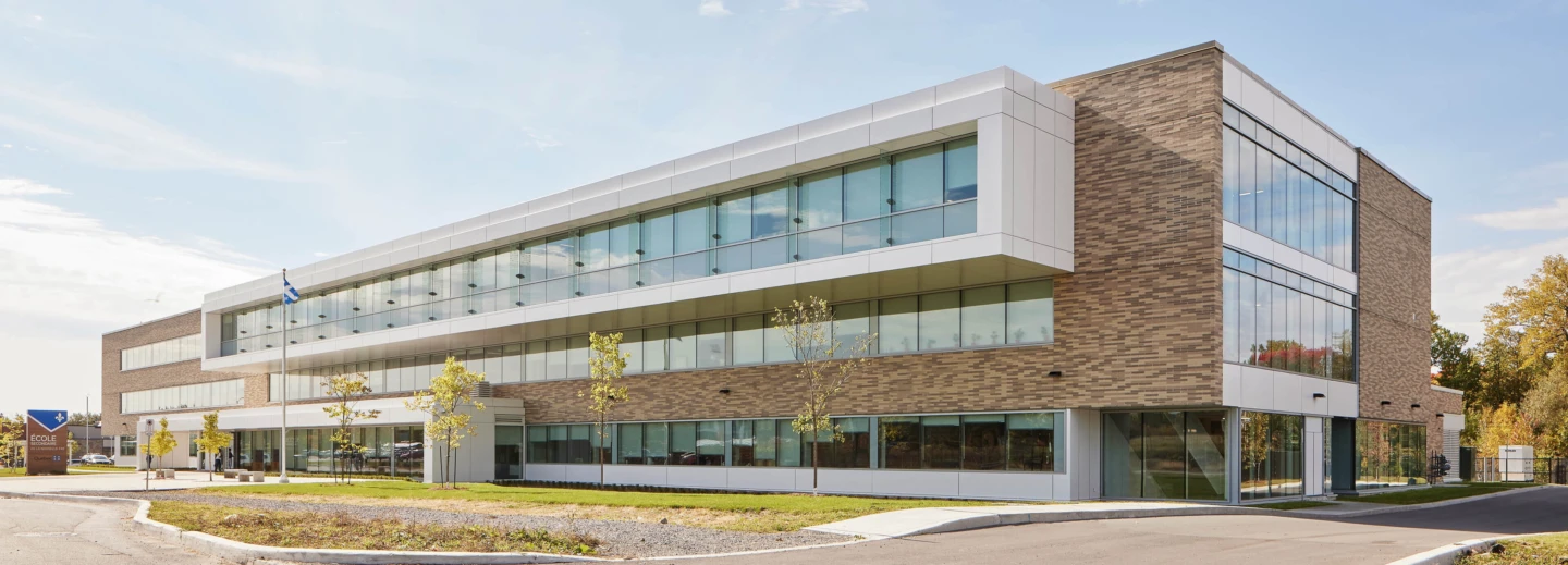 Extérieur de l'École secondaire de la Nouvelle-Ère