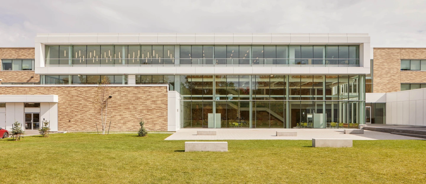 Extérieur de l'École secondaire de la Nouvelle-Ère