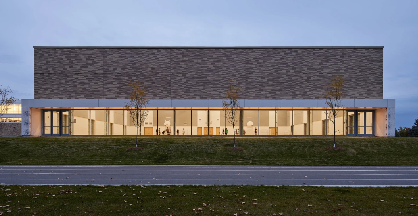 Extérieur de l'École secondaire de la Nouvelle-Ère, la nuit
