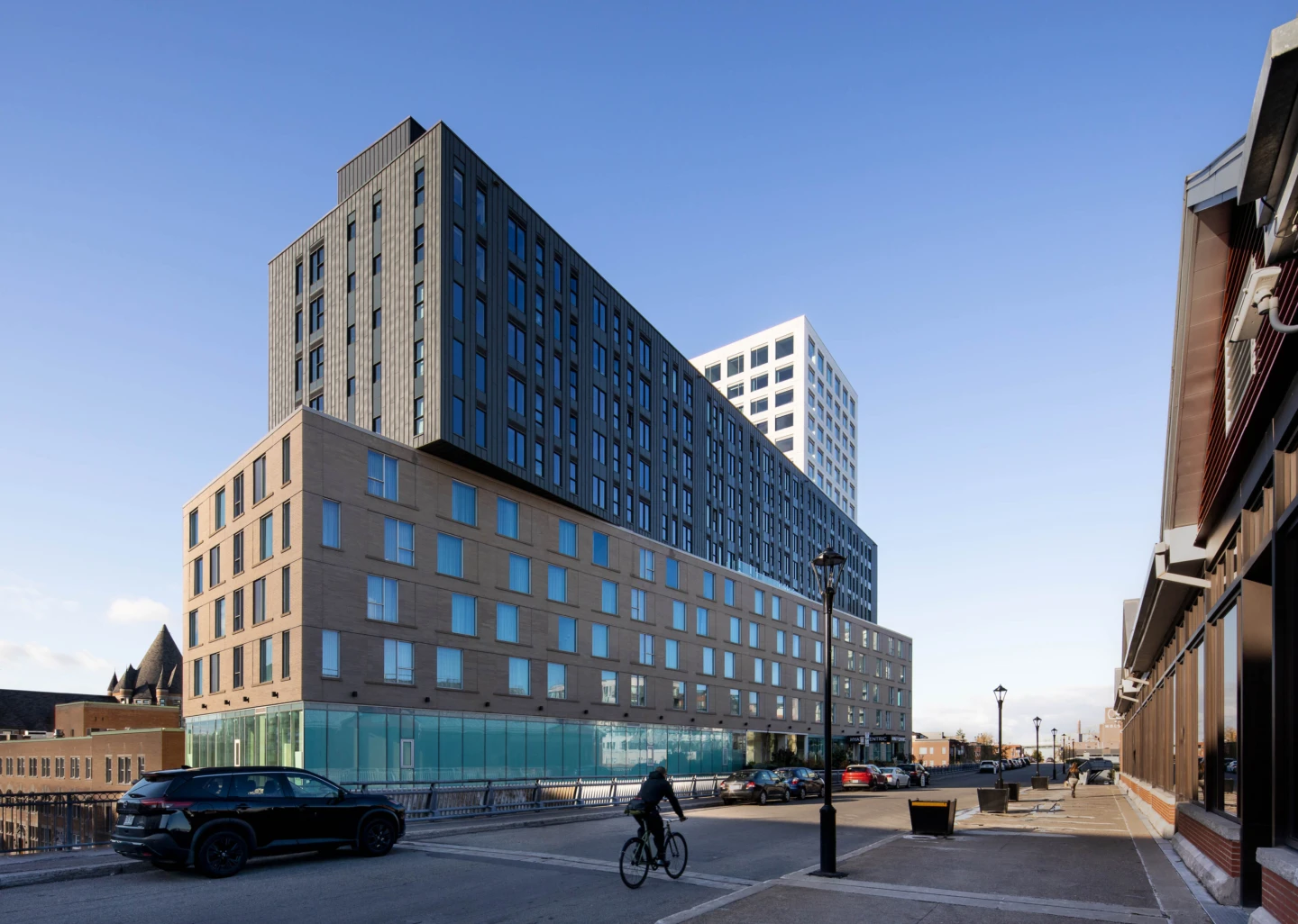 Extérieur de la Gare Viger, vue d'un cycliste
