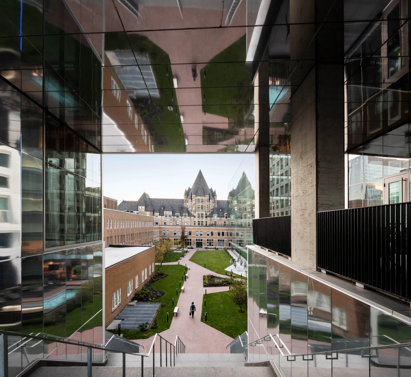 Extérieur de la Gare Viger, vue des escaliers et de la cour