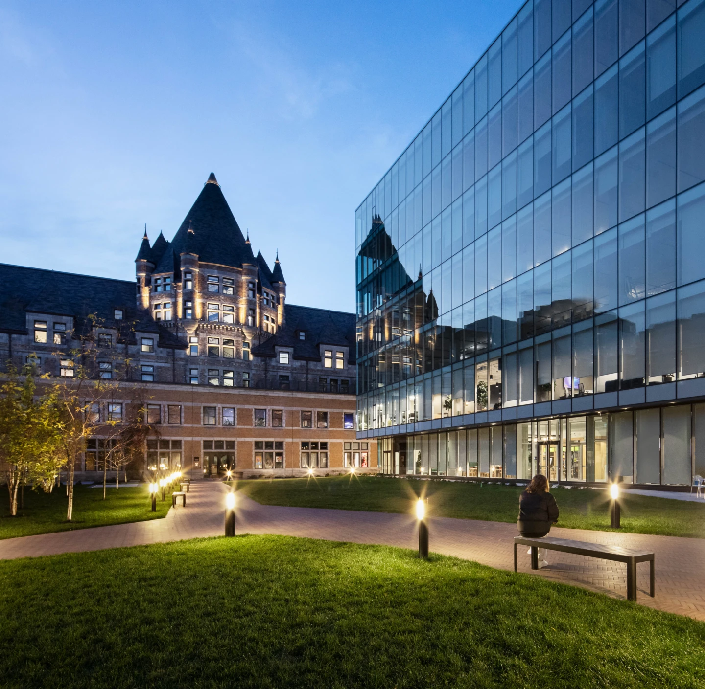 Extérieur de la Gare Viger, vue sur la cour la nuit